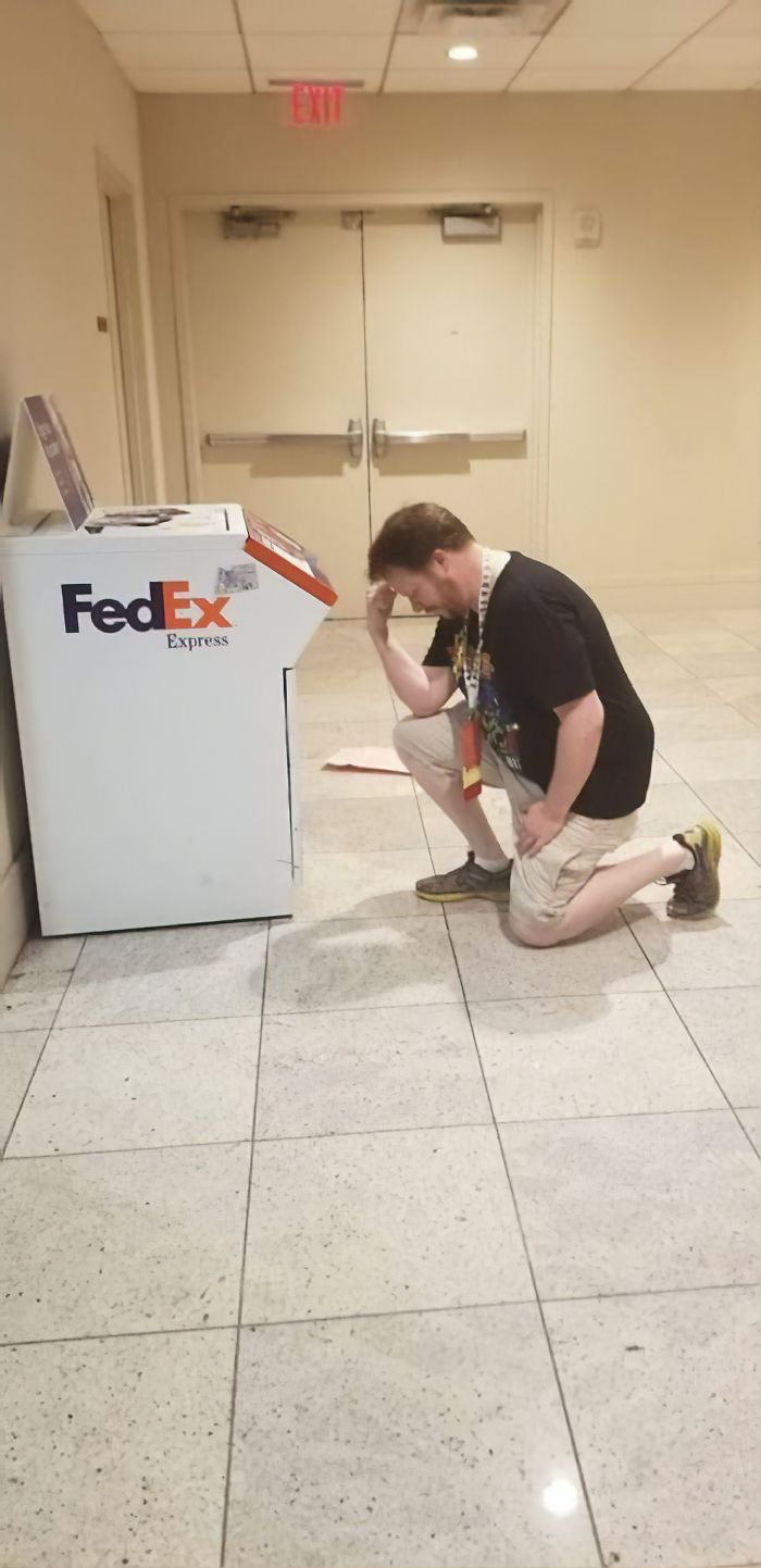 FedEx Put Up A Life-Size Ad At Dragon Con, People Saw There Were Many Ways To Improve It