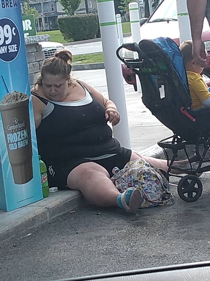 Estaba bloqueando el espacio para discapacitados con el carrito de su hijo, sentada en la acera, bebiendo y fumando, tirando las colillas al aparcamiento