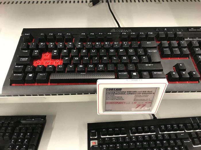 Robando teclas de un teclado en la tienda