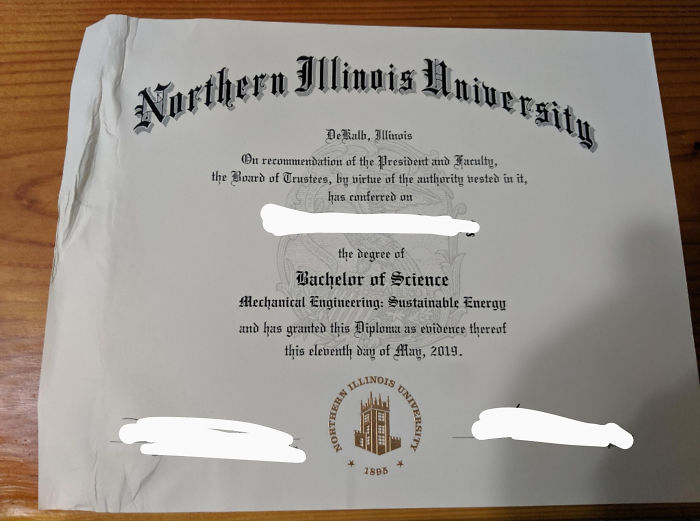 Este es mi diploma y al cartero se le ha caido en un charco