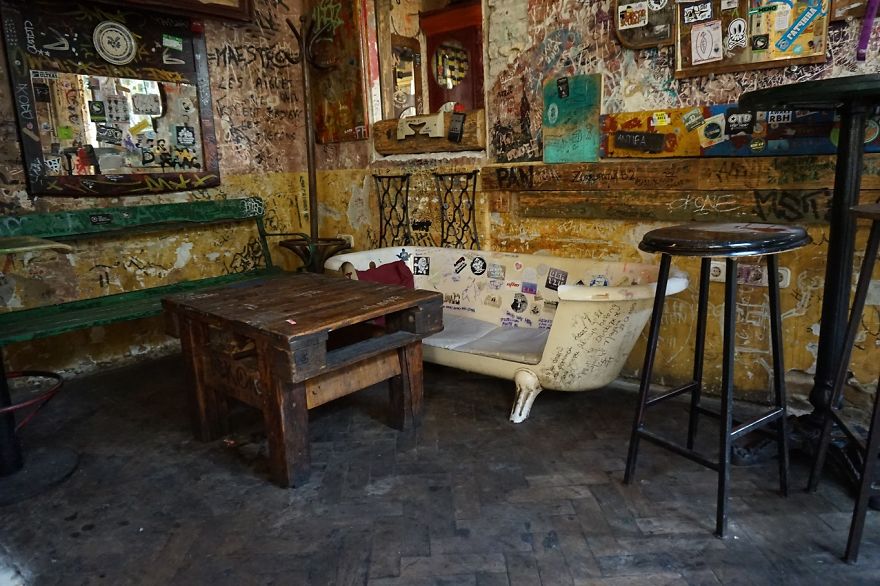 I Went To An Old Jewish Quarter In Budapest To Find Out What The Fuss Is All About Ruin Bars (20 Pics)