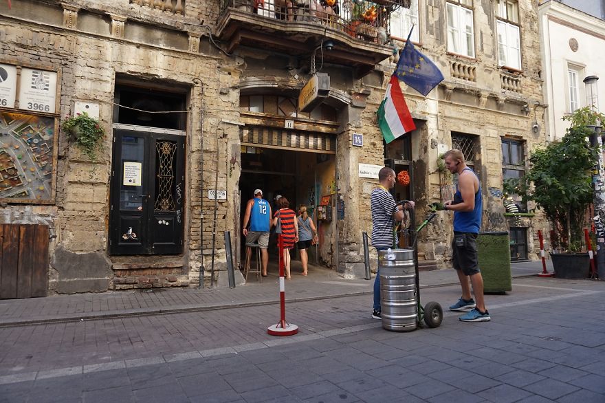 I Went To An Old Jewish Quarter In Budapest To Find Out What The Fuss Is All About Ruin Bars (20 Pics)