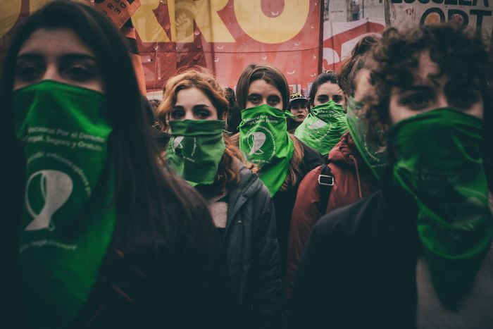 Mujeres protestando por el aborto legal en Argentina