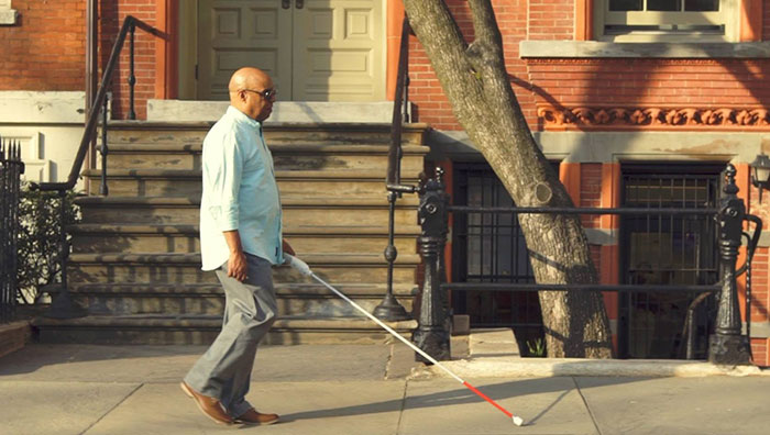 blind engineer invents smart cane wewalk 1 5d76657c32da7  700 - Bengala inteligente com Google Maps será uma das maiores invenções da década sobre acessibilidade