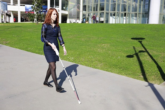 blind engineer invents smart cane wewalk 7 5d76658846bf9  700 - Bengala inteligente com Google Maps será uma das maiores invenções da década sobre acessibilidade