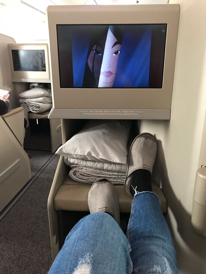 Person Can't Believe The Difference Between Economy And Business Class After Getting Randomly Upgraded To Business Class