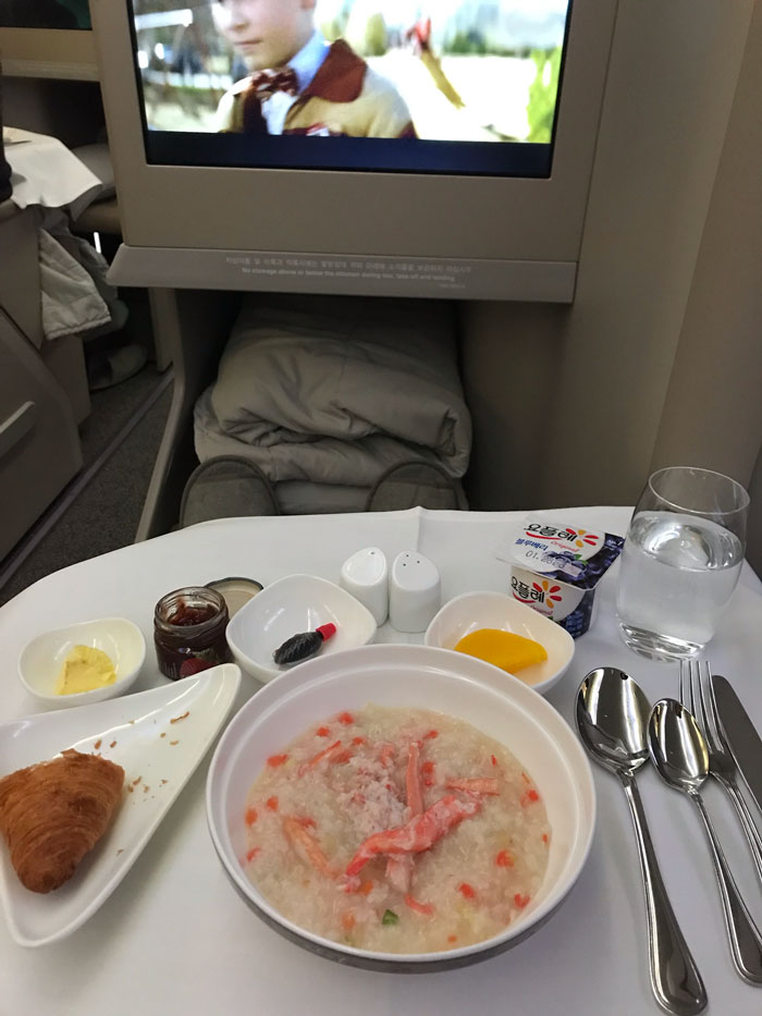 Person Can't Believe The Difference Between Economy And Business Class After Getting Randomly Upgraded To Business Class