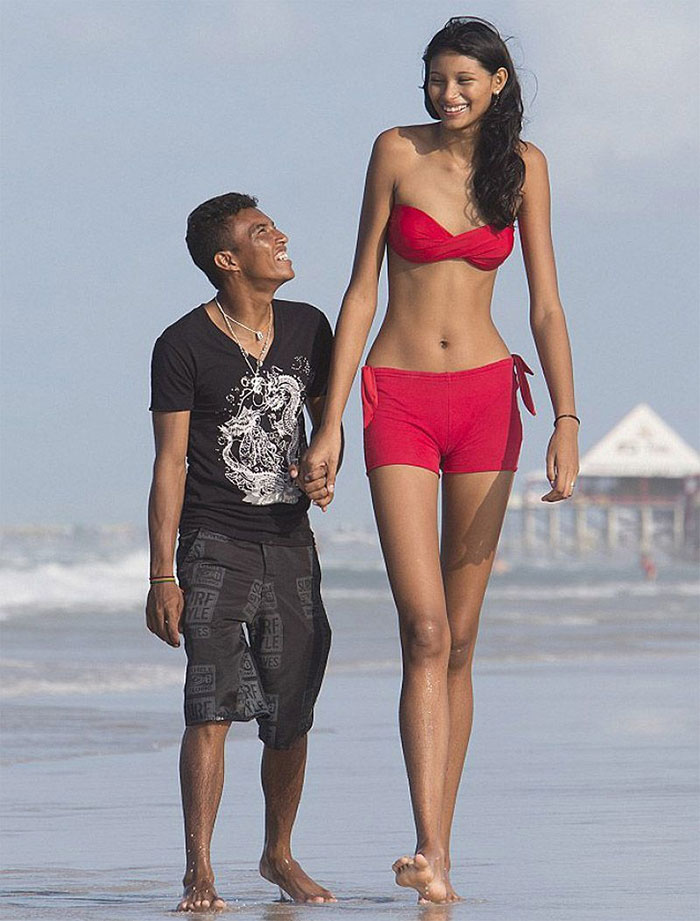 La adolescente más alta del mundo con su novio