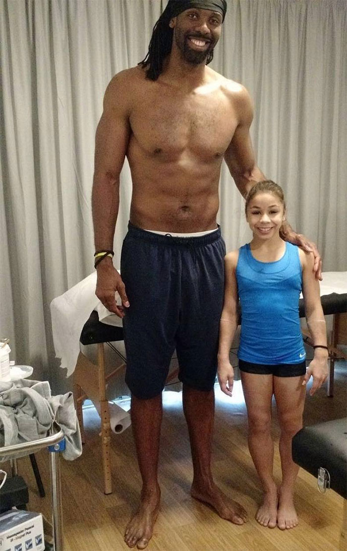 La gimnasta Flávia Saraiva, 1.33m, con el jugador de baloncesto Nenê, 2.11m