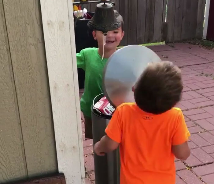 Estos 2 niños golpeándose con la tapa de una papelera son la prueba de por qué las mujeres viven más que los hombres