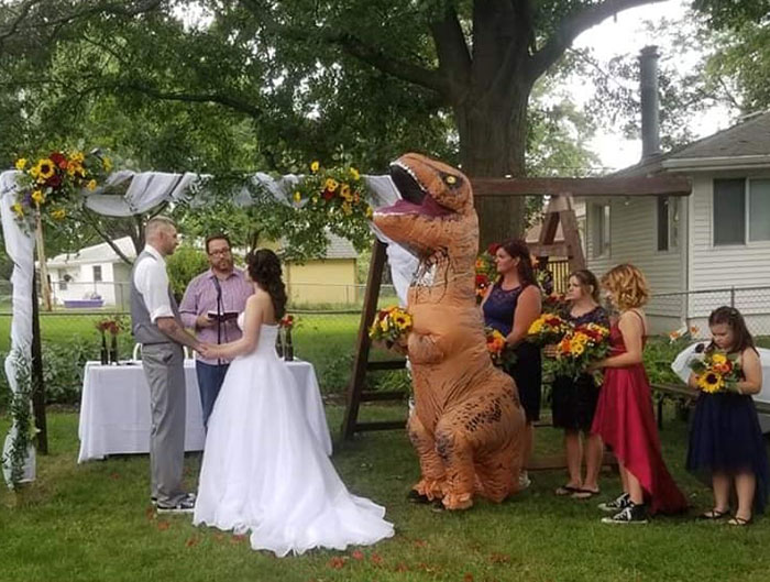 Esta dama de honor apareció en la boda de su hermana disfrazada de Tiranosaurio Rex