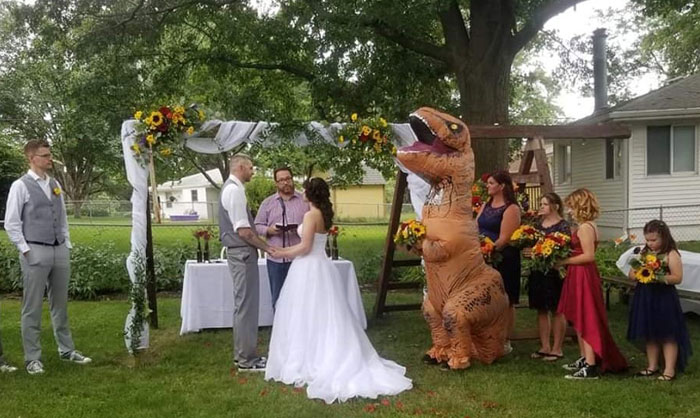 Maid Of Honor Crashes Her Sister’s Wedding Dressed Up As A T-Rex