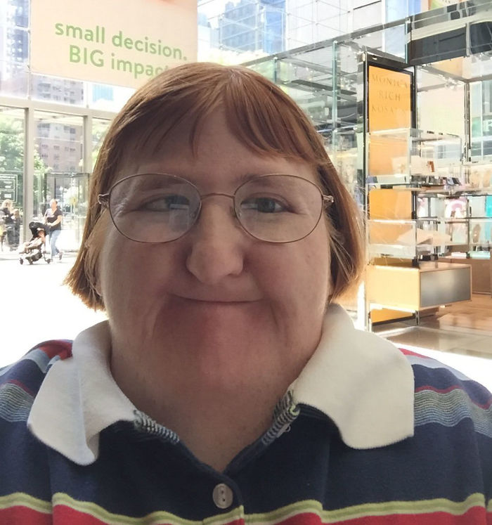 Los trolls dicen a esta mujer que es "demasiado fea" para publicar fotos de su cara, y ella responde con 3 selfies