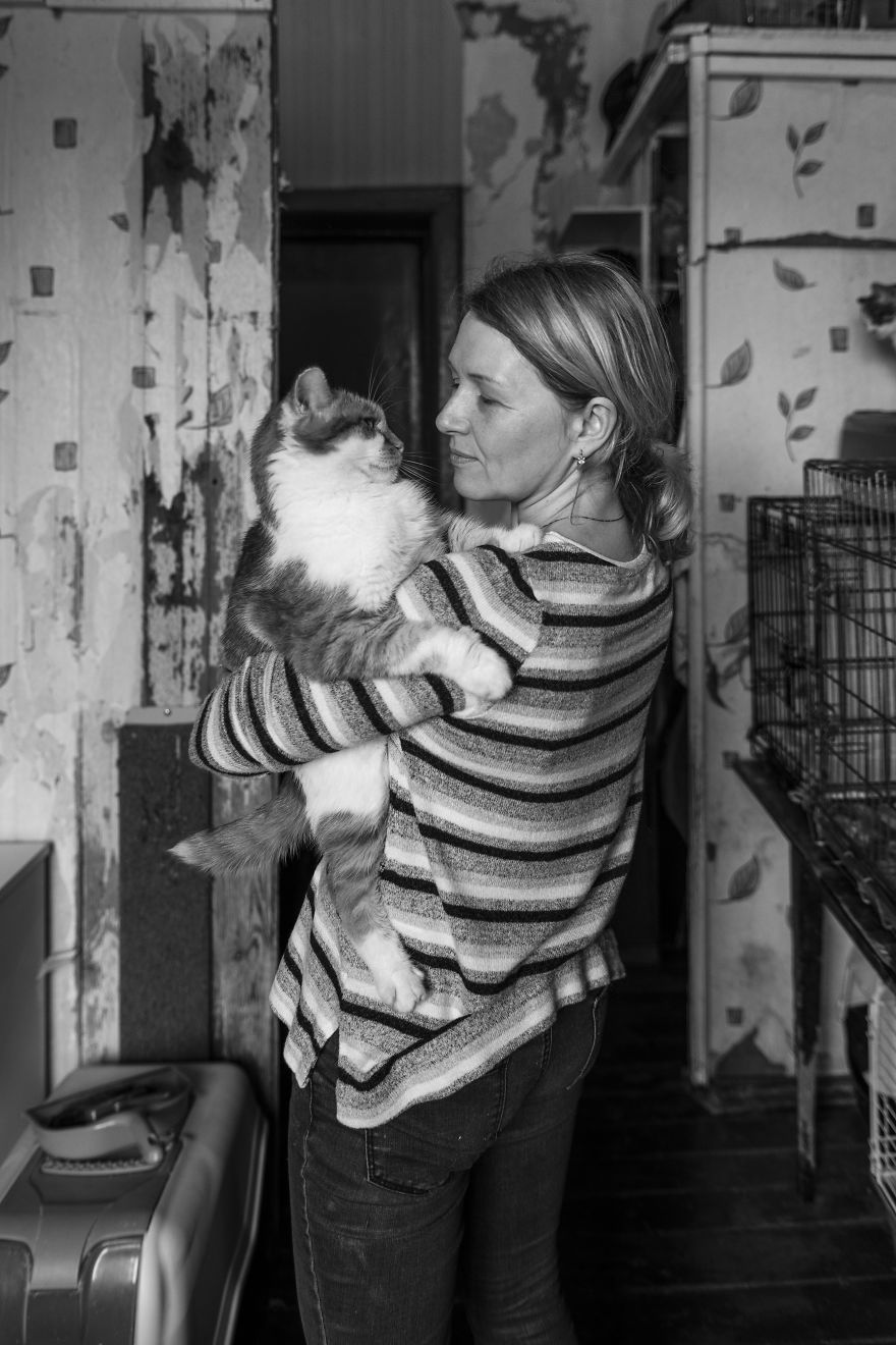 I Capture A Heartbreaking Story About A Woman That Dedicated Her Life To Stray Cats Despite Her Own Hardships