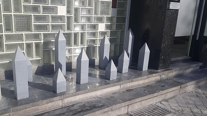 Estos obeliscos se encuentran en una zona privada de París. Imaginad que alguien pierde el equilibrio en medio de esta "obra de arte"
