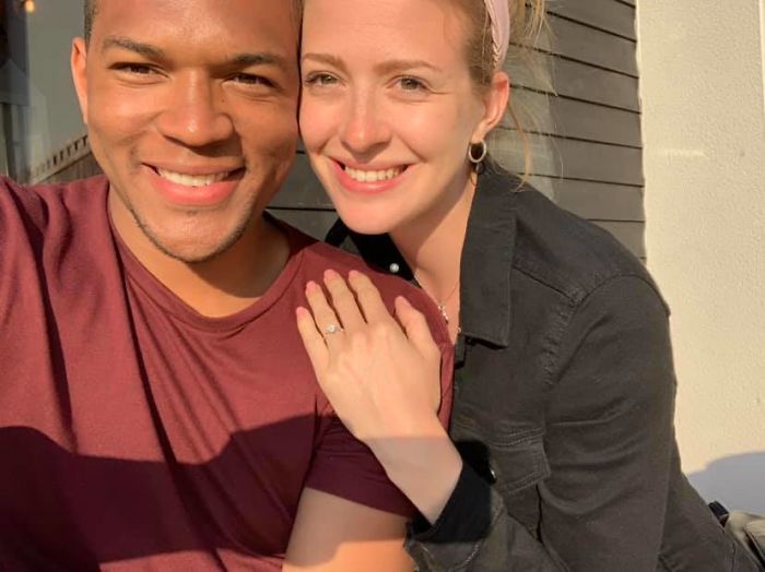 Este novio decidió comprobar cuánto tiempo podía mostrar su anillo de compromiso delante de su novia sin que ella se diera cuenta (22 fotos)
