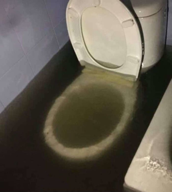 There's A Facebook Group That Posts Toilets With Threatening Auras, And Here's 40 Of The Best Ones