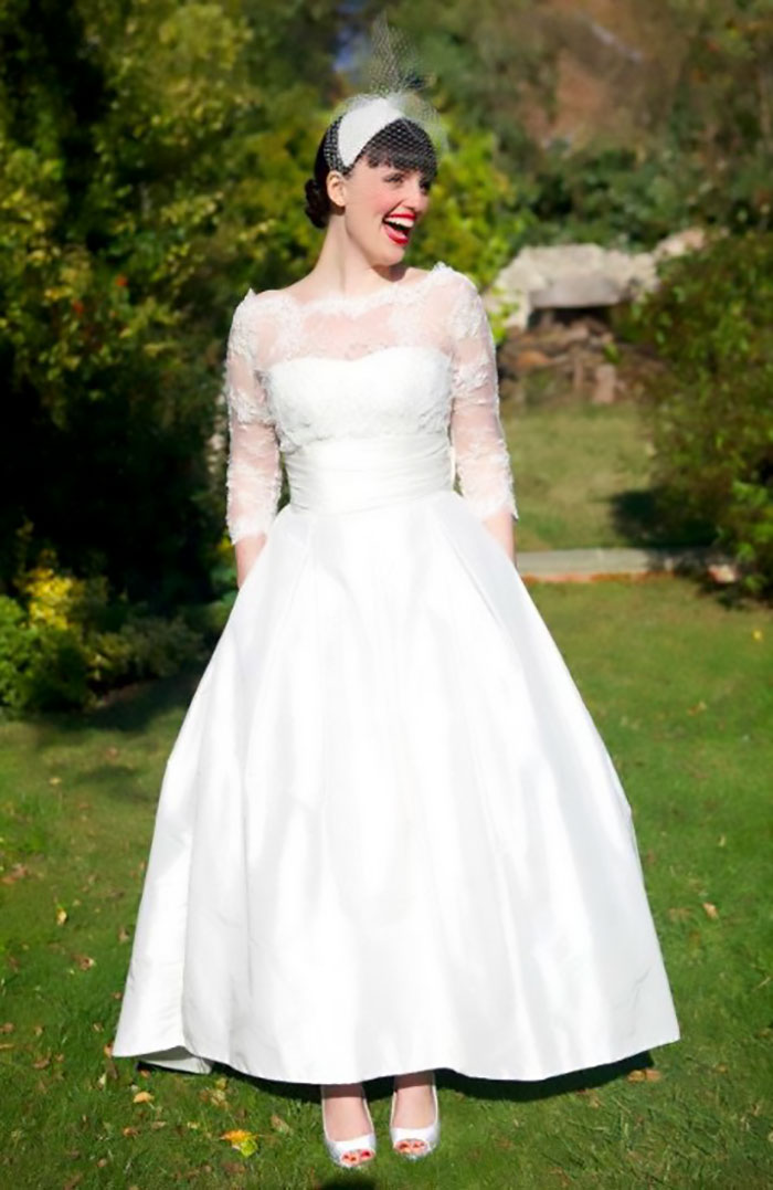 13 Times Brides Couldn't Hold Back Their Happiness Because They Wore Dresses With Pockets