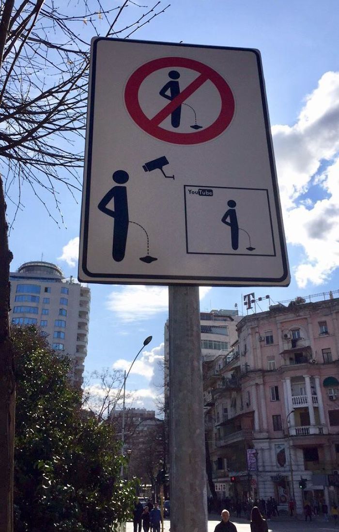 No hagas pis en público en Albania