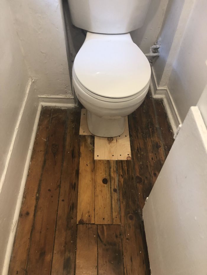 El casero prometió renovar el suelo del baño, y este es el resultado