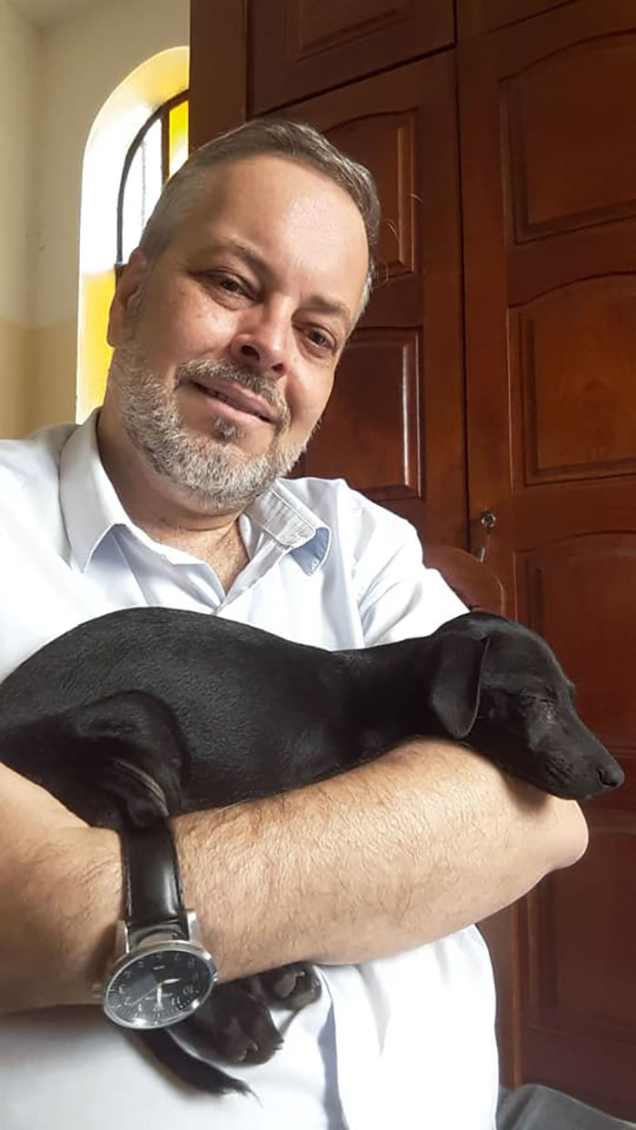 Brazilian priest welcomes stray dogs inside church to be adopted 5db03d6b604c0  700 - O que fez o cachorro ao ver a porta da igreja aberta?