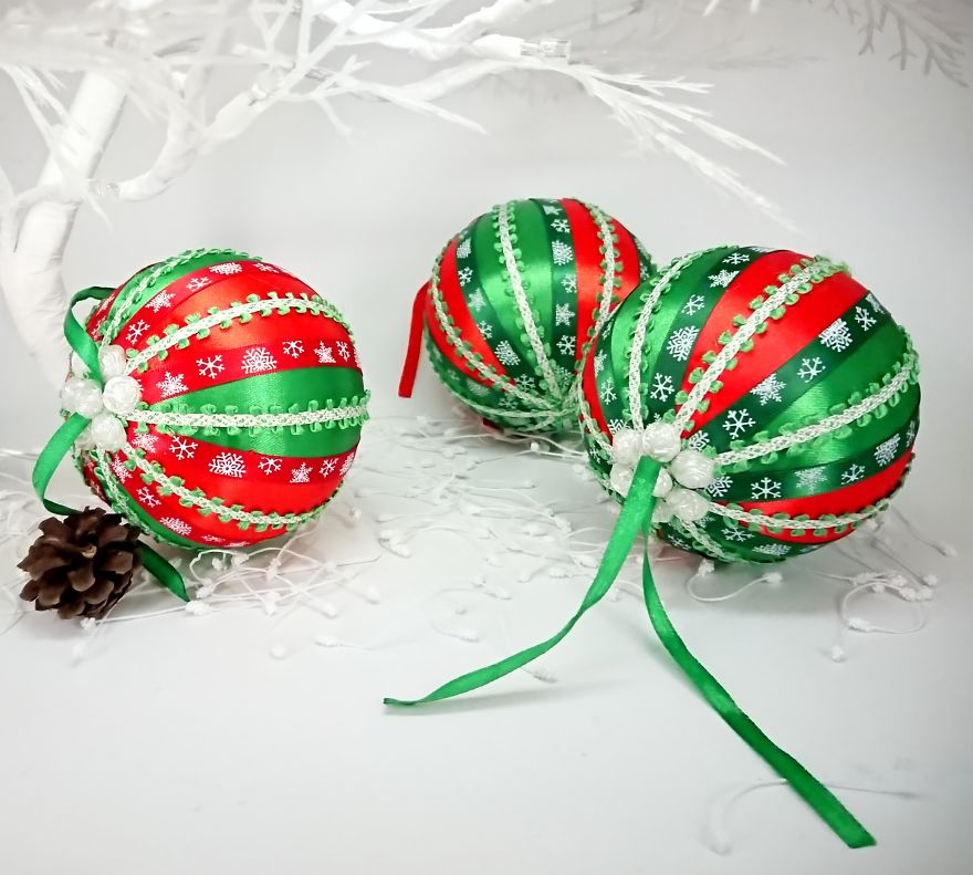 Red Green Christmas Tree Ornaments, Set Of 3 Xmas Hand-Crafted Baubles Red Green Christmas Tree Ornaments, Set Of 3 Xmas Hand-Crafted Baubles