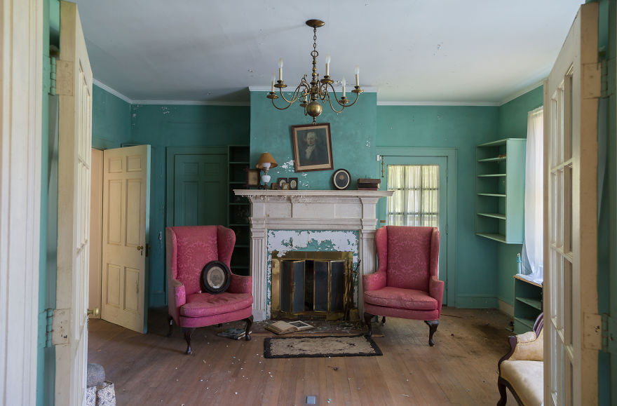 I Explored The Remains Of An Abandoned Mansion Filled With American History