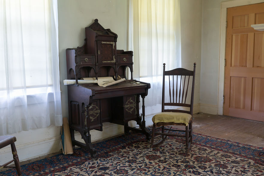 I Captured Eerie Photos Of An Abandoned Mansion Filled With American History (23 Pics)