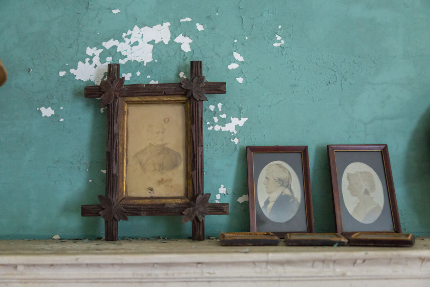 I Captured Eerie Photos Of An Abandoned Mansion Filled With American History (23 Pics)