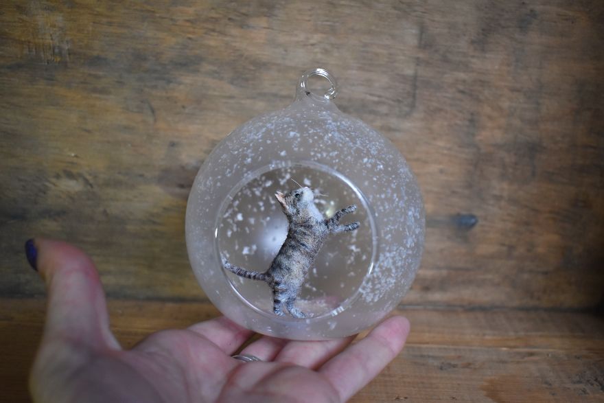 I Transform Ordinary Glass Baubles By Needle Felting Tiny Animal Scenes Into Them