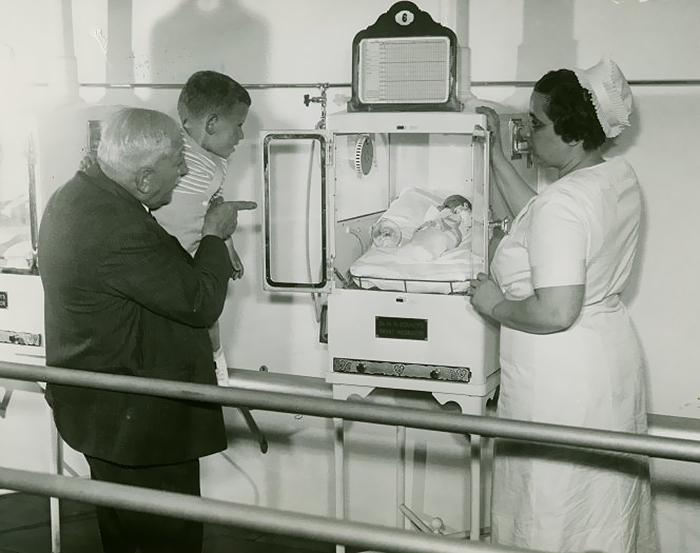 This Fake Doctor In The Early 20th Century Used Premature Babies For People's Entertainment And Saved 6,500 Lives