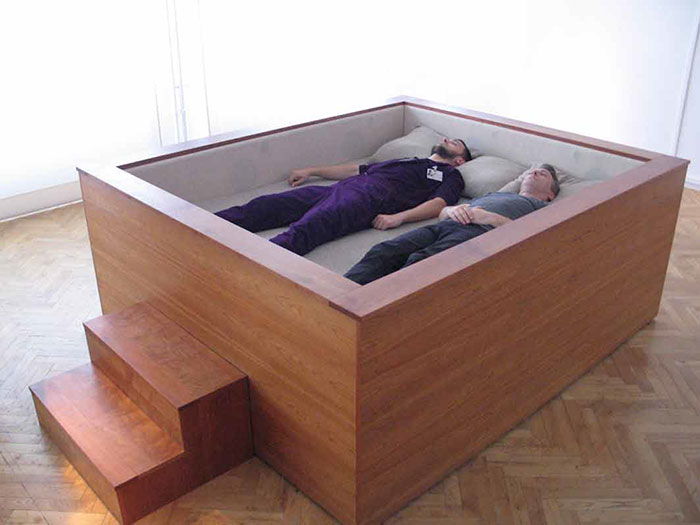 30 Times People Saw Beds With Such Threatening Auras They Just Had To Share