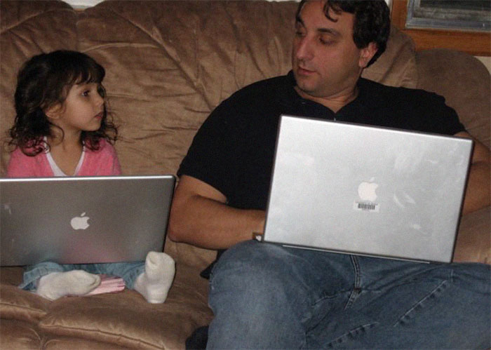 Este padre lleva desde 2007 haciéndose fotos con su hija en el sofá, y cada vez tiene mejor aspecto