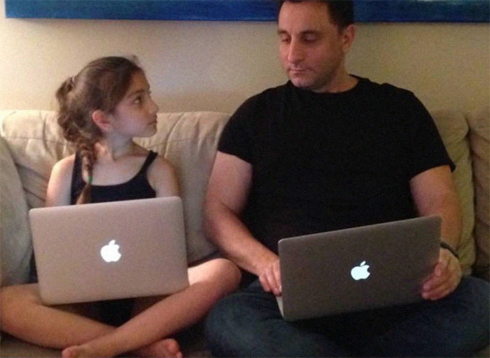 Dad Takes Photos Of Himself And His Daughter Sitting On The Couch Since 2007, He Looks Better In Each One