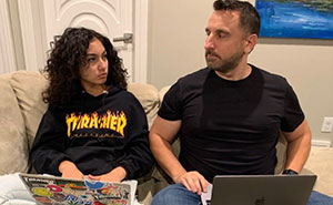 Este padre lleva desde 2007 haciéndose fotos con su hija en el sofá, y cada vez tiene mejor aspecto