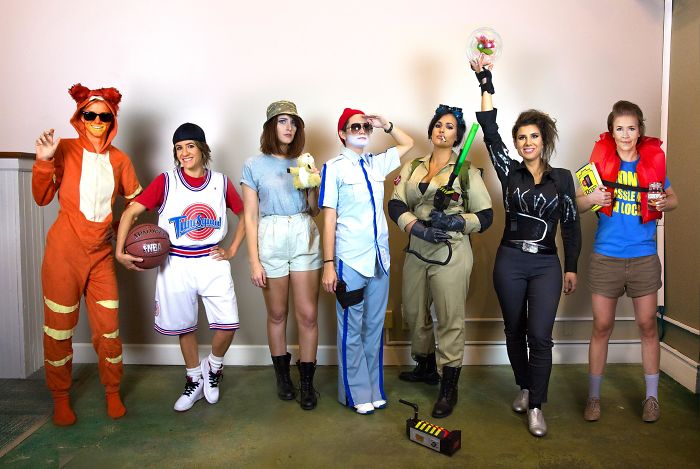 Every Year These Friends Dress Up As A Different Version Of The Same Celeb, And The Result Gets Better And Better