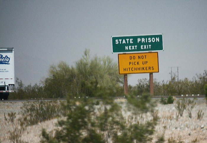 Prisión estatal en la próxima salida. No recojan autoestopistas