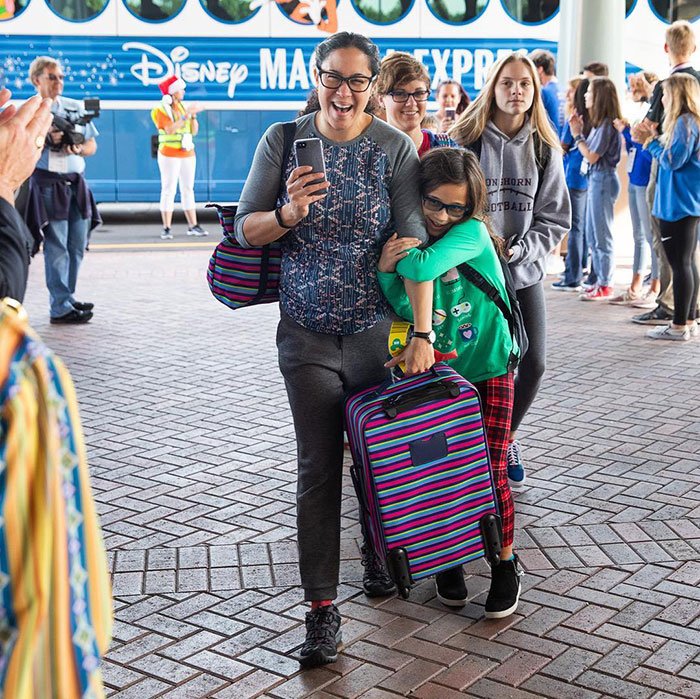 This Man Took Over 1,000 Children Of Fallen Soldiers To Disneyland Free Of Charge