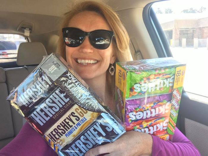 Woman Says She's Gonna 'Break The Law' And Give Candy To Kids On Halloween In A Powerful Post