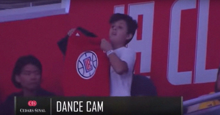 Camera Man Panics When A Genius Kid Shows A Pro-Hong Kong Message On NBA Dance Cam