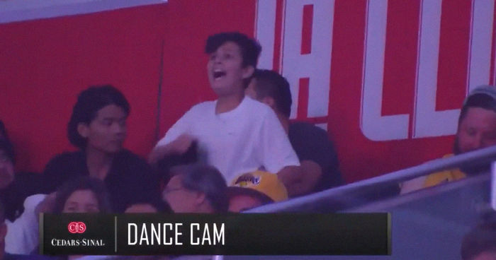 Camera Man Panics When A Genius Kid Shows A Pro-Hong Kong Message On NBA Dance Cam
