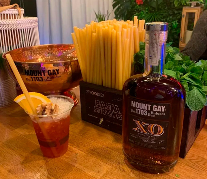 Bars In Italy Are Starting To Use Pasta Straws To Reduce Plastic Waste