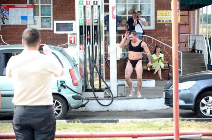 Russian Gas Station Offers Free Fuel For Anyone In A Bikini, Doesn’t Expect Guys Would Dress Down, Too