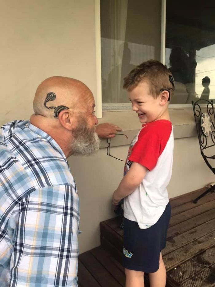Un abuelo se tatuó un implante coclear para parecerse más a su nieto