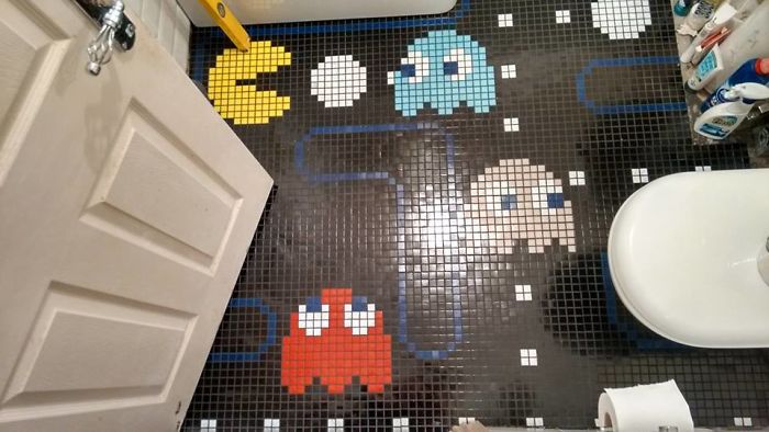 Mi muy talentoso amigo hizo esto en el piso de su baño