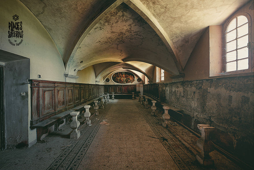 I Found A Well-Preserved Abandoned Monastery In Italy And Captured Its Atmosphere In 27 Photos