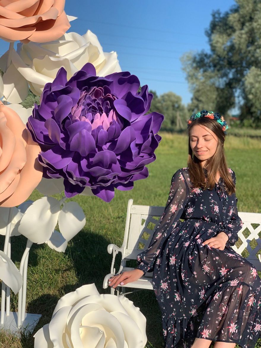 Start Up At 47 Y.o. Giant Flowers Bloom In Her Hands