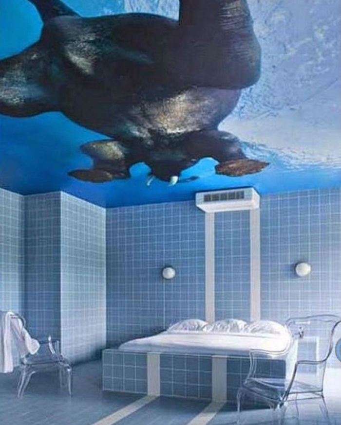 Elefante aparte, ¿para qué tantos azulejos en el dormitorio?