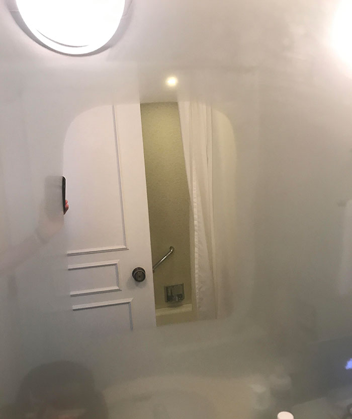 El espejo de mi cuarto de hotel en Japón cuenta con una parte calefaccionada para que no se empañe luego de una ducha