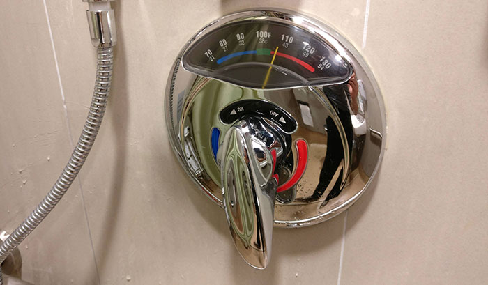 La manija de esta ducha muestra la temperatura del agua
